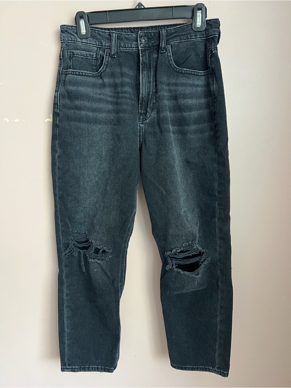 American Eagle Outfitters Women's Black Distressed highest rise mom Jean 6xshort